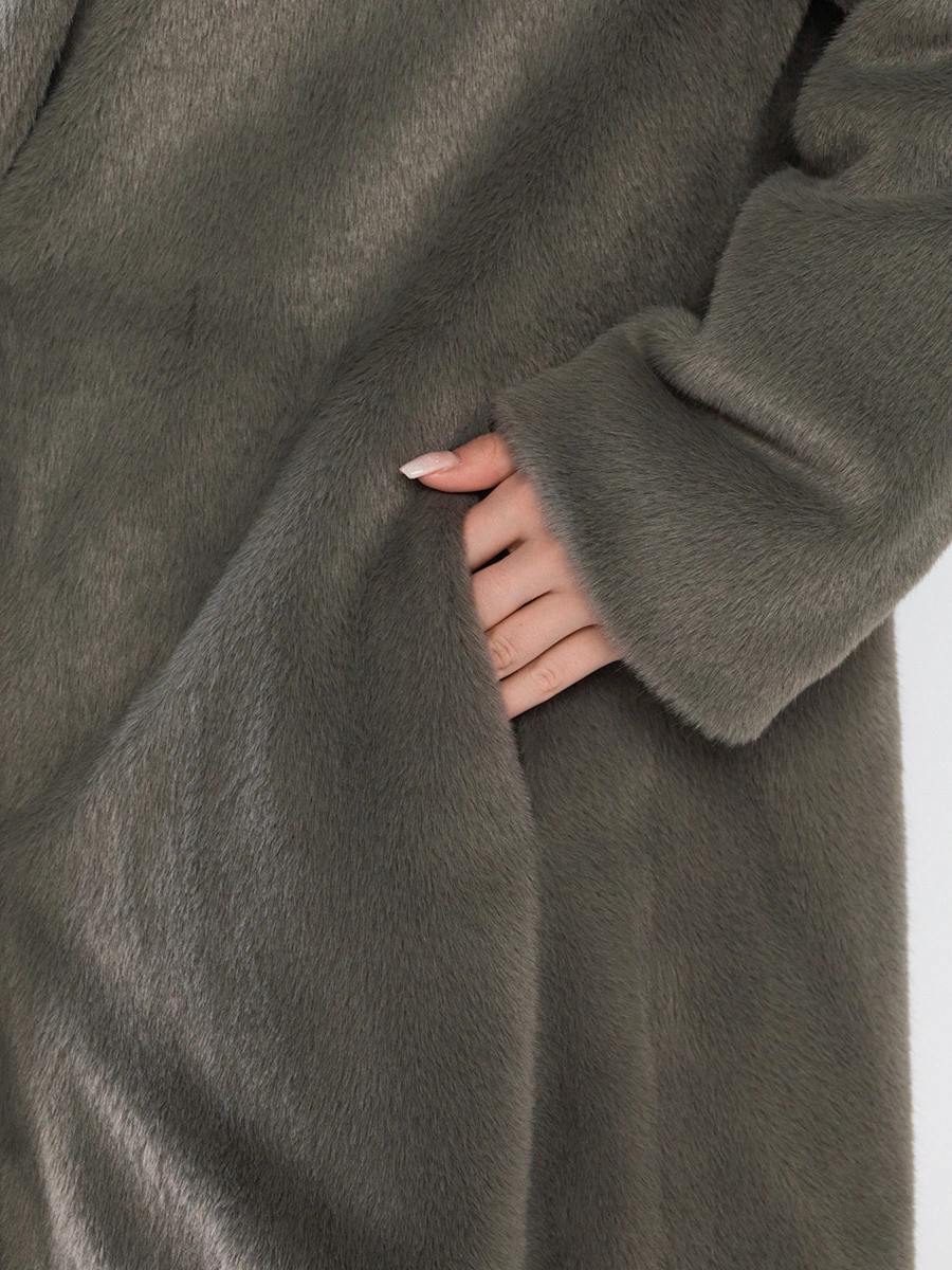 Пальто прямого кроя из искусственного меха оливкового цвета